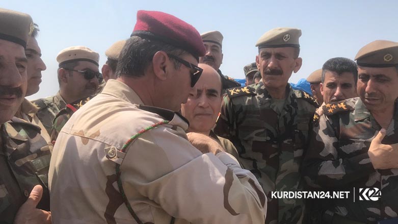 به‌ وێنه‌.. وه‌زیری پێشمه‌رگه‌ سه‌نگه‌ره‌كانی به‌رگری به‌سه‌ر كرده‌وه‌